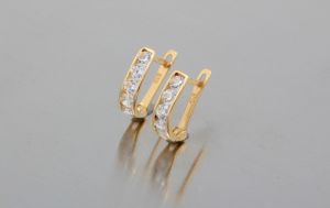 Arany gyermek fülbevaló fehér kővel 9mm belső méret  - 